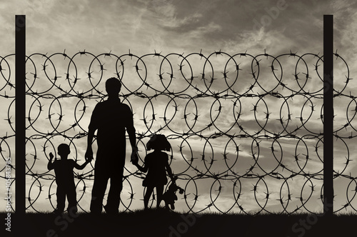 Cuadros en Lienzo Silueta de una familia con niños refugiados