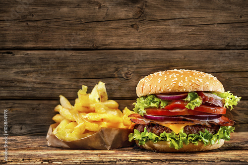 Fotografía Delicious hamburger on wooden table