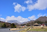 Fototapeta Na ścianę - 雪の大山と茅葺き屋根(その2)