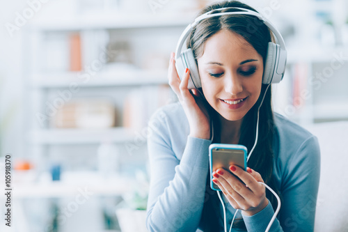 Foto Mädchen, das Musik mit ihrem Smartphone hört