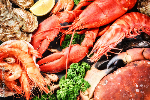 Cuadros en Lienzo Fine selection of crustacean for dinner. Lobster, crab and jumbo