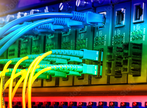 Fotografía Cables de fibra óptica conectado a un puerto óptica y cable de la red