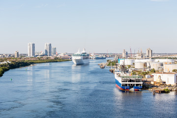 Canvas Print - Cruise Ship Leaving Tampa Bay