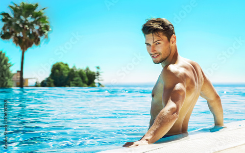 Cuadros en Lienzo Portrait of handsome man in swimming pool