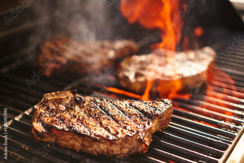 Cuadros en Lienzo steaks cooking over flaming grill