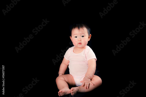 かわいい赤ちゃん 黒背景 無表情 Stock Photo Adobe Stock