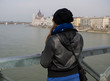 Junge Frau blickt auf die Skyline von Budapest