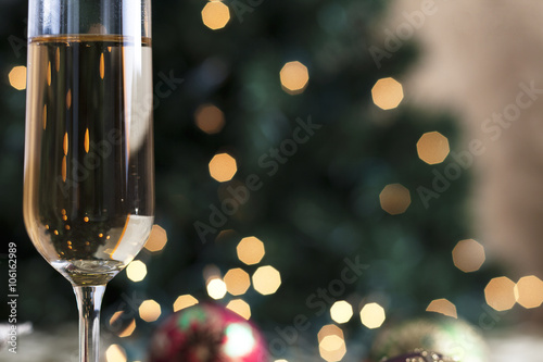 Fotografía close-up of champagne flute.