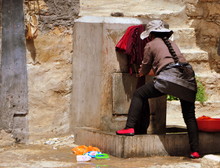 Tibet - Frau Am Brunnen