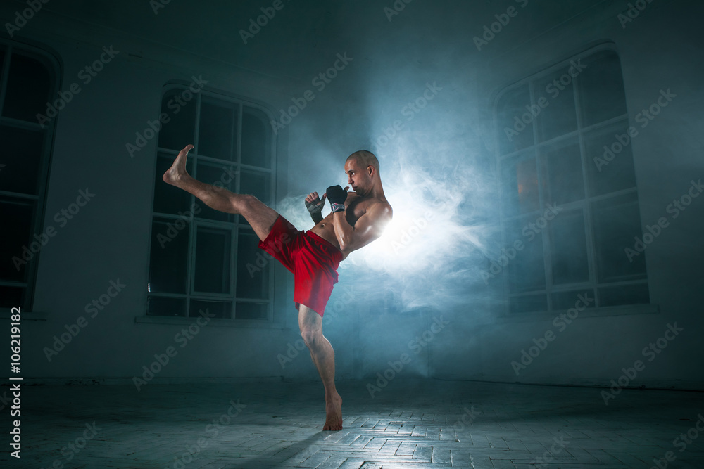 Αφίσα The young man kickboxing in blue smoke