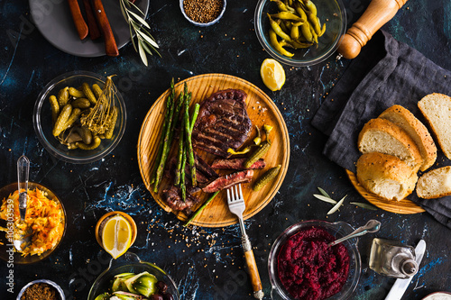 Fotografía BBQ Beef steak with pickled veggies, cucumber, cabbage, beeroot, marinated pepper