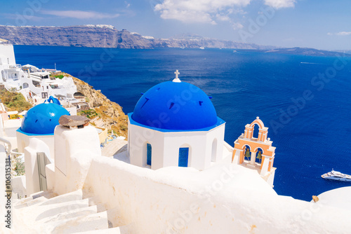 Fotografie, Obraz White architecture and blue dome churches in Oia, Santorini, Greece