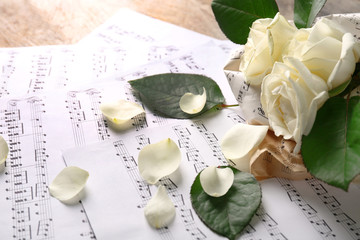 Poster - Beautiful rose on music sheets background