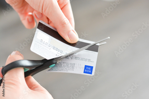 Fotografía Cutting a credit card suggesting bankruptcy problems