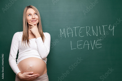 Fotografía Pregnant woman and a blackboard with copyspace