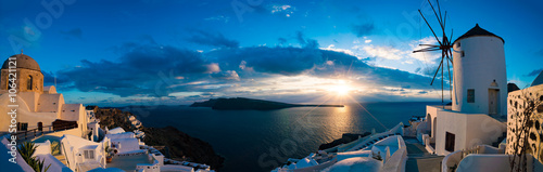slynna-wioska-oia-na-greckiej-wyspie-santorini-podczas-letniego-poranka