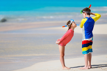 Canvas Print - Kids at beach