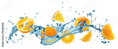 Dekoracja na wymiar  plusk-wody-z-pomaranczy-na-bialym-tle