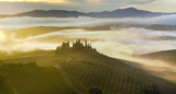 Fototapeta Fototapety z widokami - Piękny,mglisty toskański pejzaż poranny