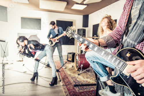 Fotografía La banda de rock en la realización de estudios de grabación
