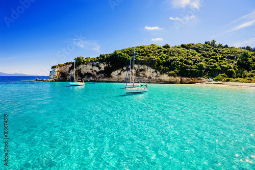 zaglowki-w-pieknej-zatoce-wyspa-paxos-grecja