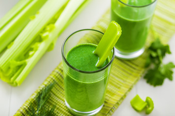 Fototapete - Glass of green smoothie on table, healthy vegetable drink
