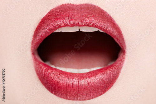 Photographie Close-up of open mouth woman with beautiful red lips