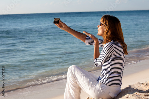 Femme Assise à La Plage Se Prenant En Photo Avec Son