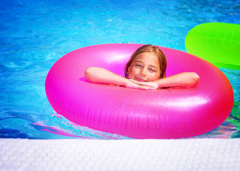 Wall Mural - Happy girl in swimming pool