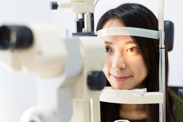 woman doing eye sight test