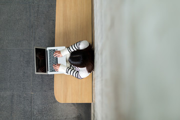 Canvas Print - Top view of woman use of laptop computer