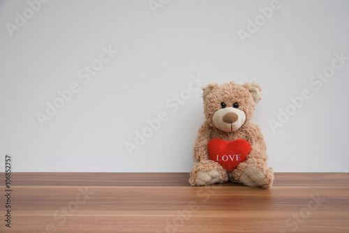 Obraz Dibond Teddy bear with a red heart
