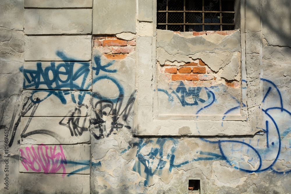 Stara zniszczona ściana z napisami graffiti - obrazy, fototapety, plakaty 
