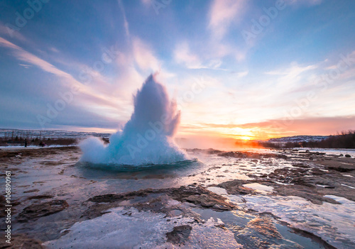 Fotomural Geyser Strokkur in Iceland, eruption