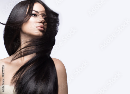 Fotografie, Obraz Krásná brunetka v cestách s dokonale hladkou srstí a klasický make-up