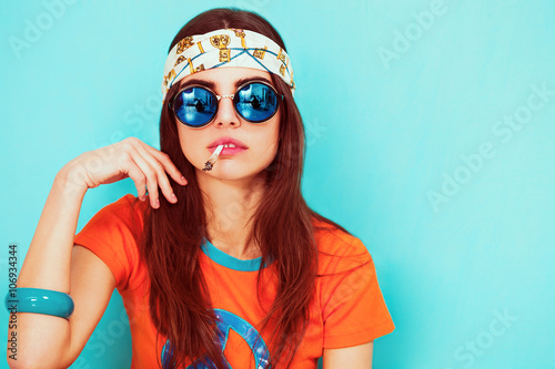 Fotografía Beautiful hippy girl portrait smoking and wearing sunglasses