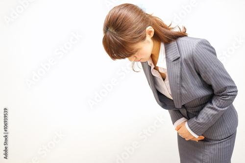 おじぎ 謝罪 礼 会釈 女性 スーツ 会社員 オフィス キャリアウーマン Bowing Japanese Working Woman In The Office Stock Photo Adobe Stock