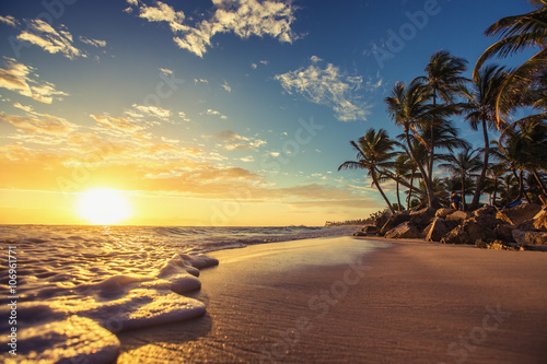 Fotografía Landscape of paradise tropical island beach, sunrise shot