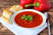 Vegane Suppe mit Paprika, Tomaten, Kidneybohnen und Pilzen
