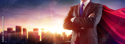 Fotografía Businessman Superhero With Red Cape Dominates The City