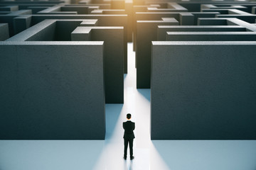 Fototapete - Businessman in front of labyrinth