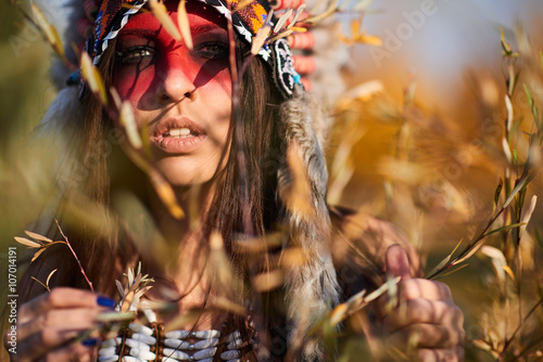 Obraz Dibond Piękna dziewczyna w garniturze Indian amerykańskich