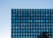Ett kontorshus med glasfasad i centrala Stockholm
