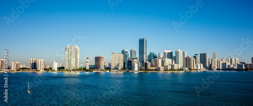 Zdjęcie XXL Miami Floryda miasta linii horyzontu ranek z niebieskim niebem
