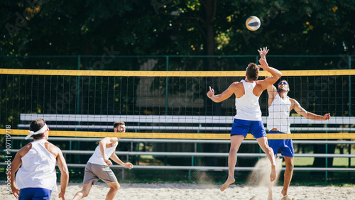 Fototapeta na drzwi i meble Drużyny siatkówki plażowej w akcji