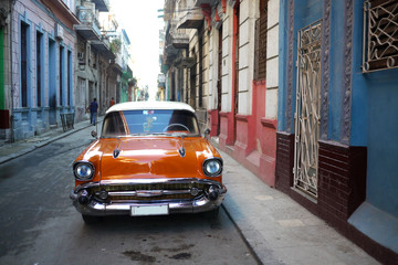 Naklejka na meble Beautiful old american car in deserted Havana street