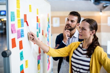 Aufkleber - Colleagues looking at white board