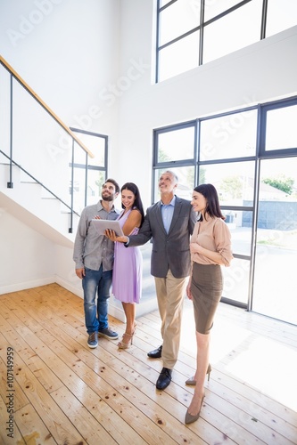 Fotografía Real estate showing a house project on a tablet to couple