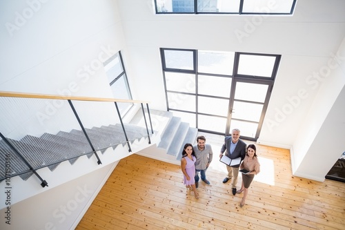 Fotomural Real estate agent showing new house to couple