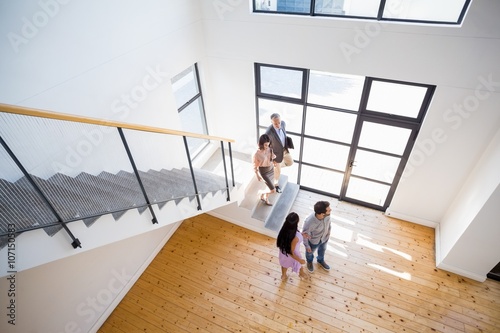 Cuadros en Lienzo Real estate agent showing new house to couple